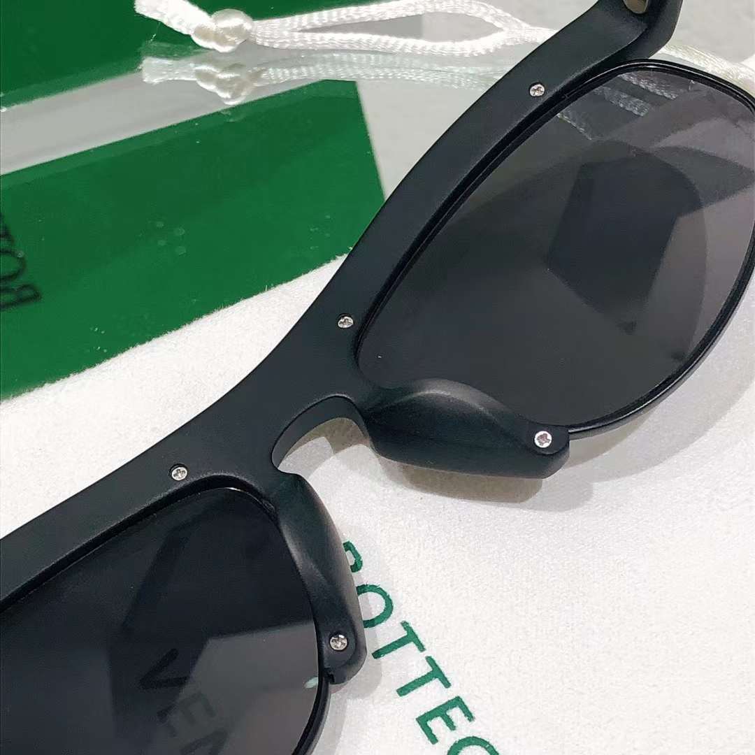 Mirrored Oval Sunglasses in Green - Bottega Veneta