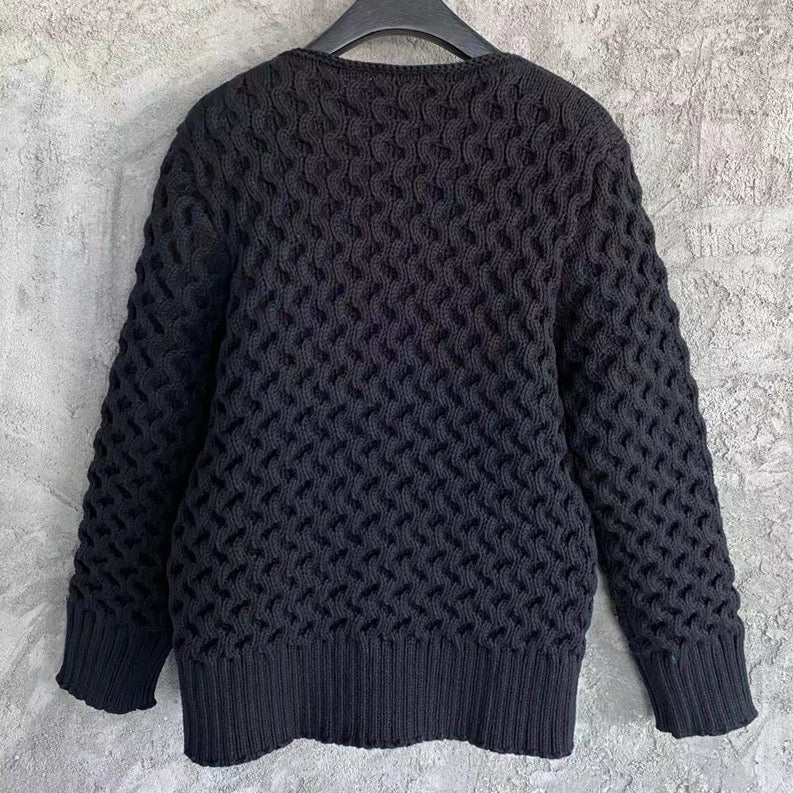 BLACK WOOL PIERCING HONEY STITCH SWEATER