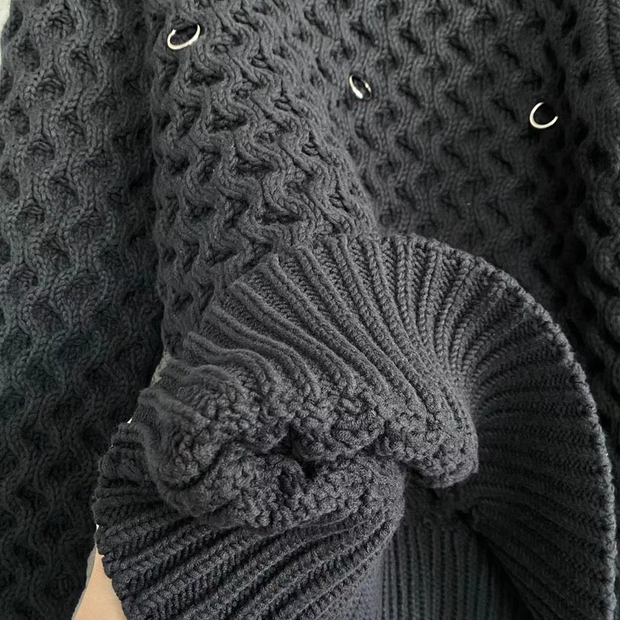 BLACK WOOL PIERCING HONEY STITCH SWEATER